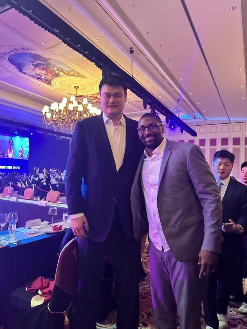 阿泰斯特晒与姚明合照：这是我最喜欢的队友 姚！！